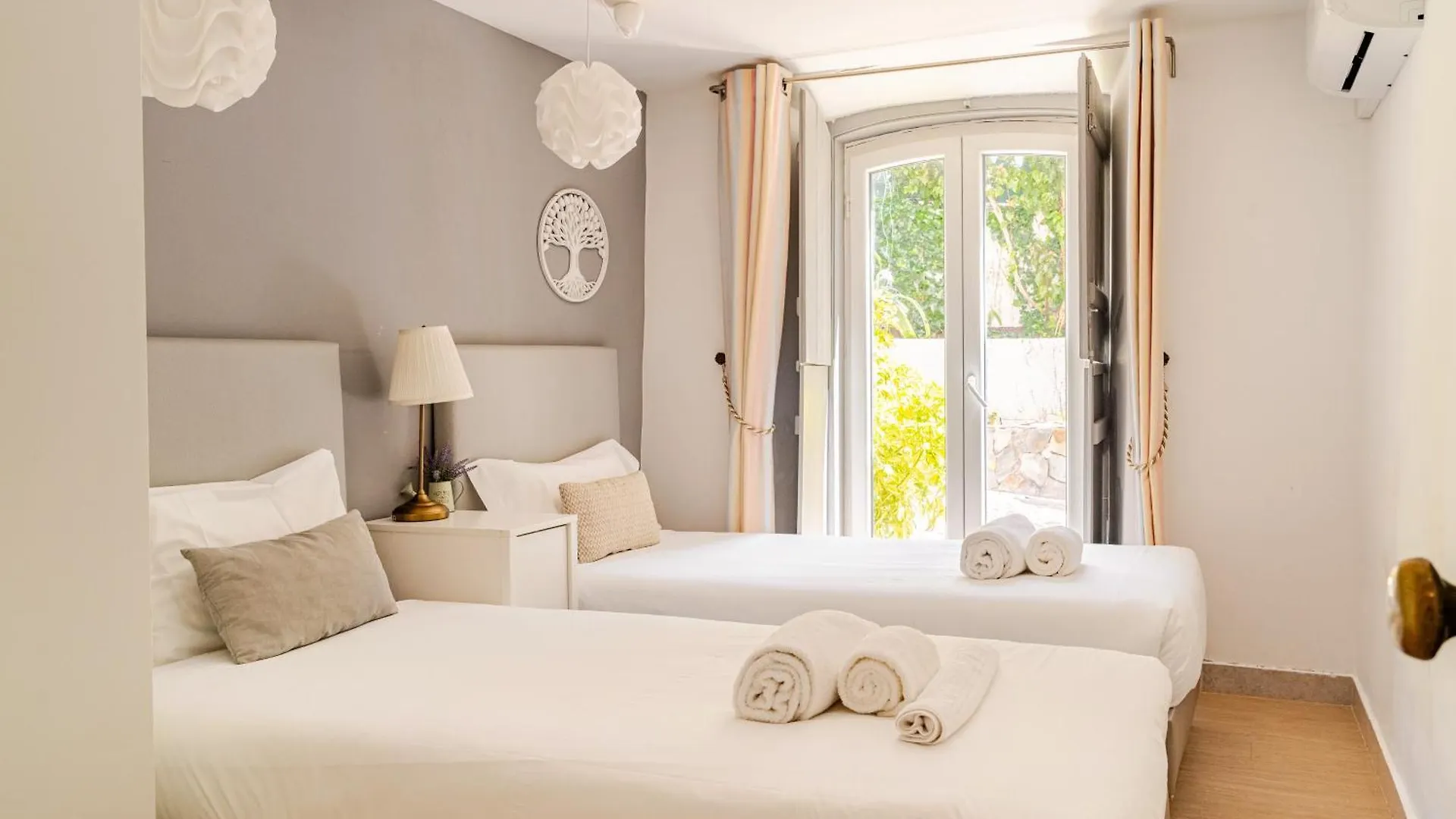 Fragrant Garden Apartment Лиссабон