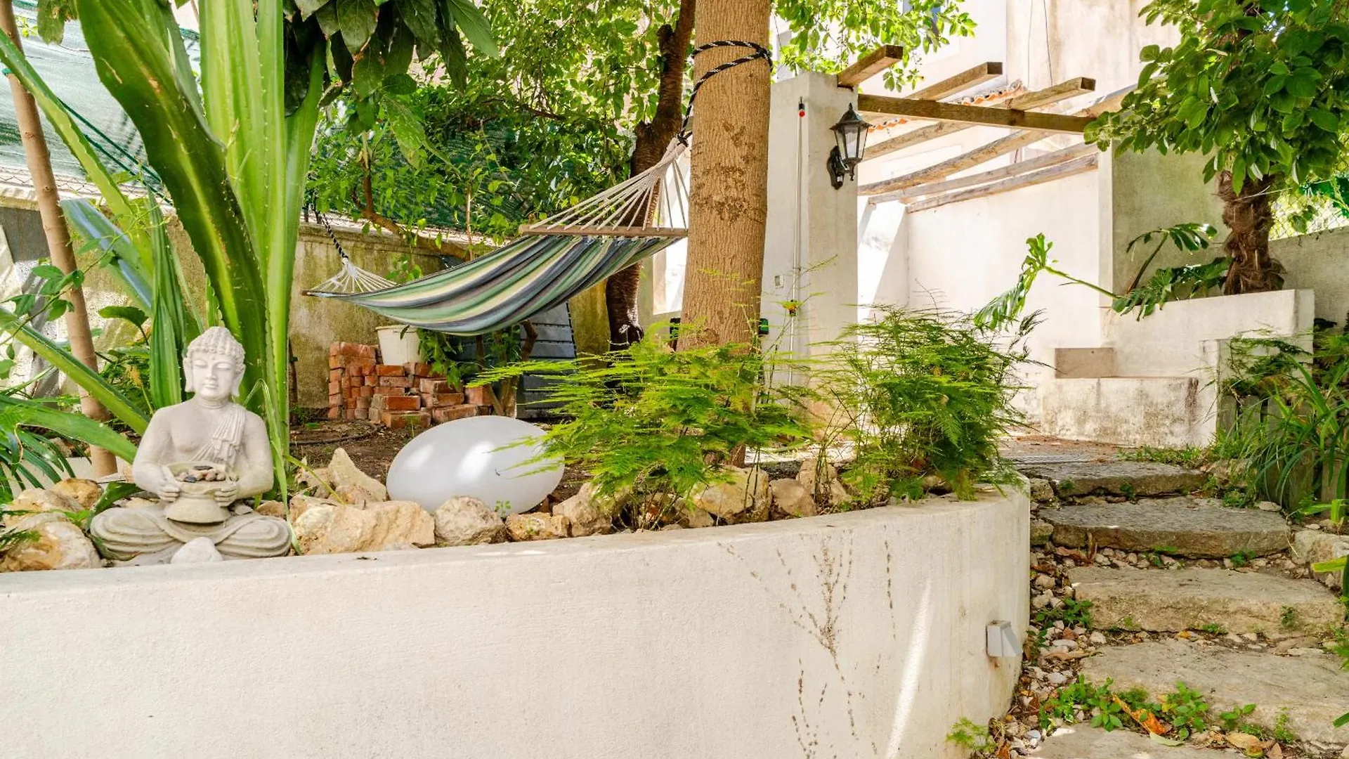 Fragrant Garden Apartment Лиссабон